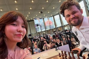 Una jugadora le pidió una selfie al número 1 del mundo en ajedrez, él accedió y luego la delató con el árbitro