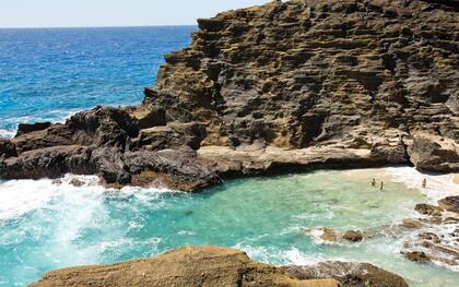 La playa secreta que se encuentra junto al mirador Blow Hole, en Oahu