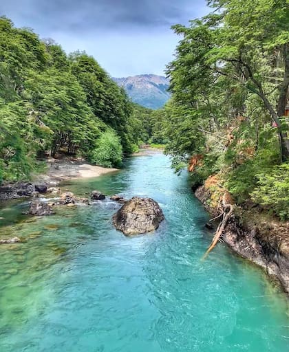 "Oasis sobre el Manso" Río Negro, cerca de Bariloche hay un paraíso escondido al que se llega atravesando caminos de tierra que sorprenden - Imagen: Instagram @brankouver