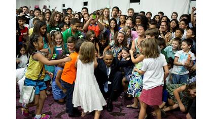 Obama con niños en la Embajada de los Estados Unidos en Manila, Filipinas, el 28 de abril de 2014.