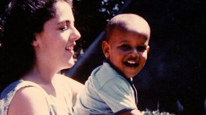 Obama junto a su madre. Foto: Facebook