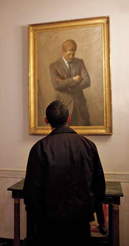 Obama mirando un retrato de JFK en la Casa Blanca. "Cuando empieza tu mandato, sos parte de un legado que se remonta a los primeros revolucionarios", dice. "Y hay que cuidar este maravilloso experimento de democracia."
