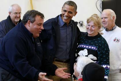 Obama rie mientras el gobernador Christie intenta animar a los evacuados por la supertormenta