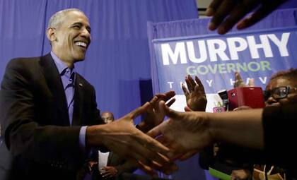 Obama saluda a sus simpatizantes a la llegada del acto en Nueva Jersey