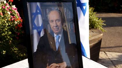 Obama, sus homólogos francés y alemán, el rey de España, el príncipe Carlos y el presidente palestino Mahmud Abas, único representante de alto nivel del mundo árabe, despiden a Peres, saludado como visionario e incansable apóstol de la paz