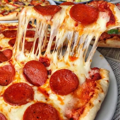 "Obama", una de las pizzas emblemáticas de Hell's Pizza a base de  pepperoni y muzzarella