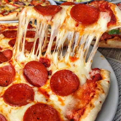 "Obama", una de las pizzas emblemáticas de Hell's Pizza a base de pepperoni y muzzarella