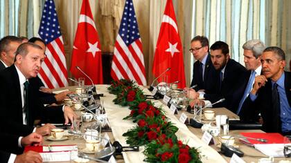 Obama y el presidente turco, Recep Tayyip Erdogan, ayer en la embajada de EE.UU. en París