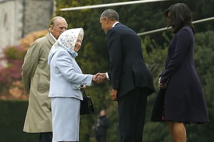 Obama y Michelle son recibidos por la reina Isabel II y su marido Felipe