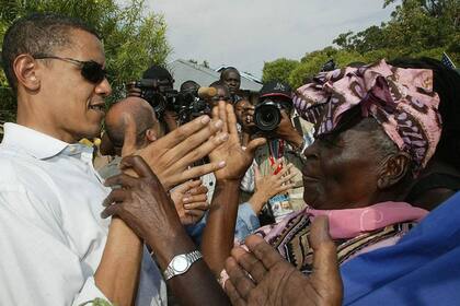 Obama y su abuela Sarah, en 2006, en el poblado de Kogelo