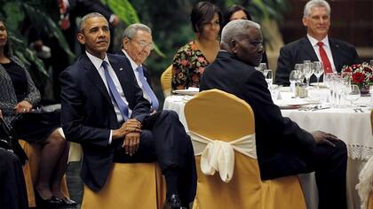 Obama y su esposa entraron al salón donde se celebró la cena acompañados de Castro y fueron recibidos con aplausos
