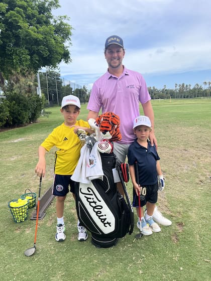 Obarrio con sus hijos, en una escena golfística-familiar