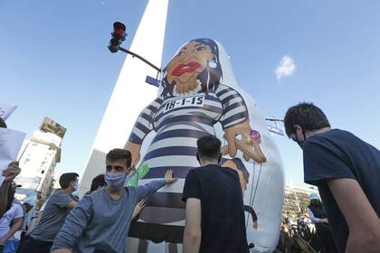 La figura de Cristina Kirchner, frente al Obelisco