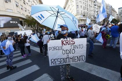 Cristina Kirchner, blanco de los reclamos en el Obelisco