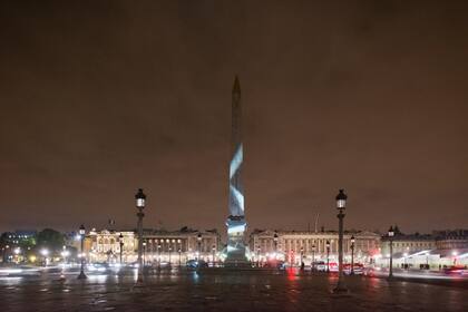 Obelisco intervenido por Le Parc en París para la Noche Blanca
