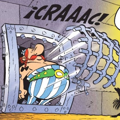 Obelix, fiel compañero de Asterix, rompe una celda con su panza en La serpe d'Or, de 1960