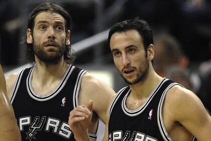 Oberto y Ginóbili juntos, defendiendo la camiseta de San Antonio Spurs: fue un 11 de febrero de 2008, ante Raptors de Toronto
