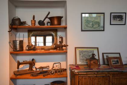 Objetos antiguos en las repisas de la estancia