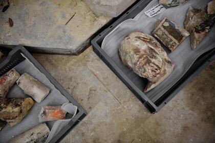 Objetos antiguos encontrados por arqueólogos en el piso de la catedral de Notre Dame después del descubrimiento de un sarcófago de plomo del siglo XIV