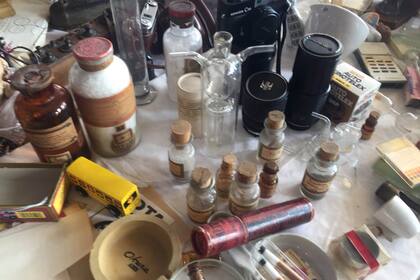 Mir era qumico de profesin: aqu, materiales de su laboratorio