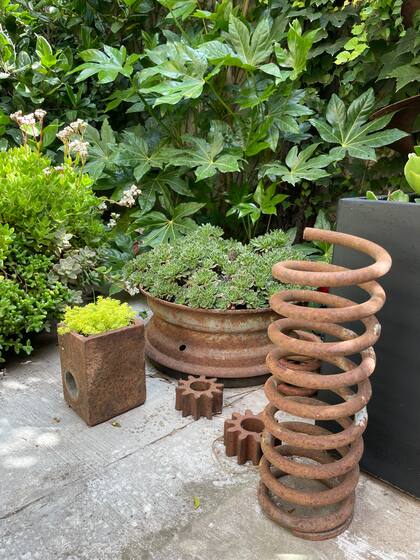 Objetos en desuso se convierten en maceteros y esculturas en cada rincón del jardín