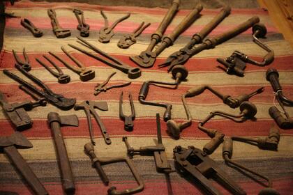 Objetos para alambrar los campos, en la muestra de la UCA