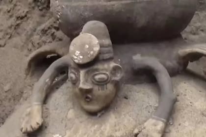 Objetos y restos humanos en una tumba de más de 1.000 años de antigüedad encontrada en el sitio arqueológico funerario Macatón, en la costa de la provincia de Huaral, unos 75 km al norte de Lima, Perú, el 21 de mayo de 2023