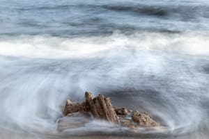 Obra de Alix Born, de la muestra colectiva de artistas contemporáneos uruguayos organizada por Diderot.art