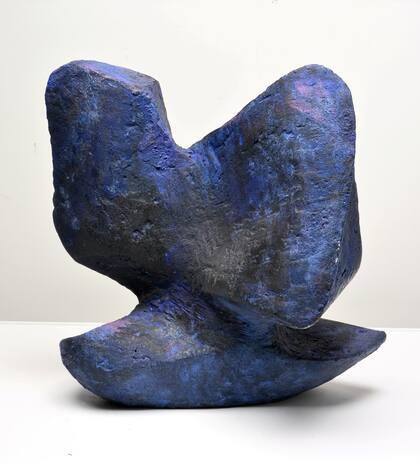 Obra de la escultora Alicia Penalba que integra la muestra "Manos a la obra", en la galería Maman