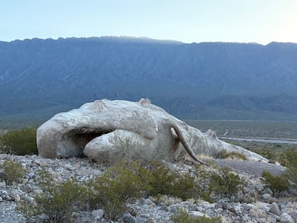 Obra de la serie "Mi familia muerta", de Adrián Villar Rojas, en Arte Bestial