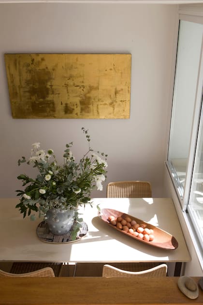 Obra de láminas de oro que hizo Maite sobre un viejo bastidor de madera.