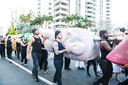 Obra de Miralda en el desfile en el Faena District