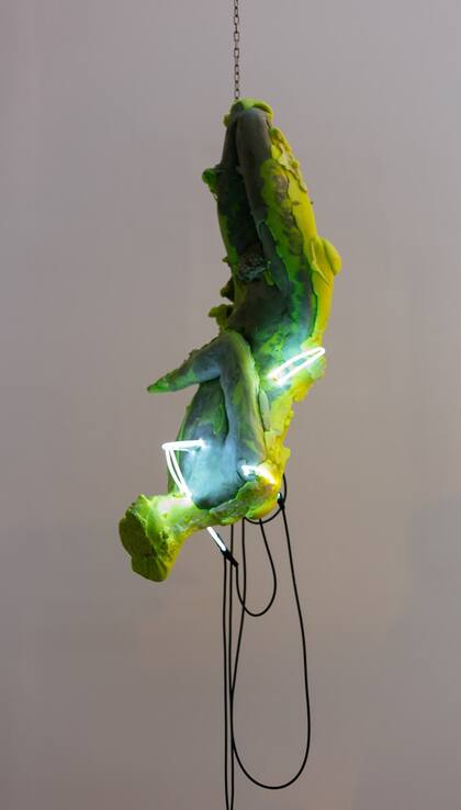 Obra de Nicanor Aráoz, una especie de san Sebastián atravesado por flechas de neón