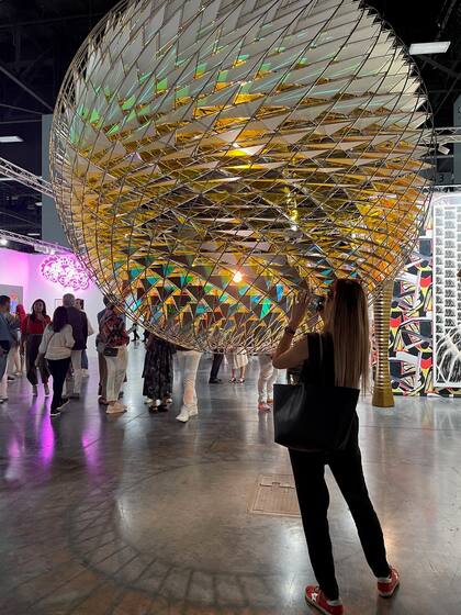 Obra de Olafur Eliasson exhibida por la galería neugerriemschneider en Art Basel