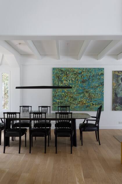 Obra de Pablo Scheibengraf. Mesa de comedor 'Kobe' (Federico Churba), sillas laqueadas y lámpara 'Raya' (Griscan).