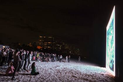 Obra de Refik Anadol en la playa del Hotel Faena en Miami, durante el lanzamiento de Aorist