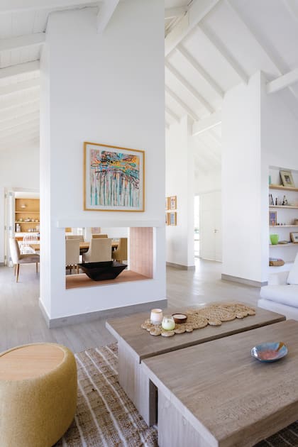 Obra del artista plástico José Luis Ansizar. Banco ‘Tom’ (Federico Churba). Las alfombras fueron traídas de diferentes partes del mundo por la madre de la actual propietaria.