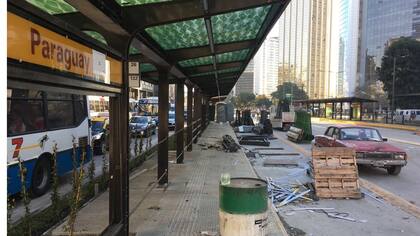 Obra del Metrobus en la Avenida Alem, en el bajo porteño