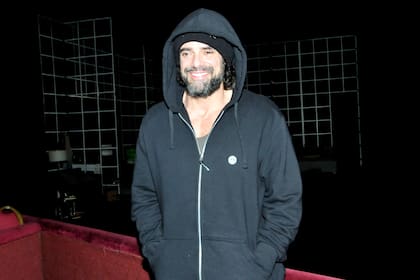 Castro, a pura sonrisa y capucha, saliendo del teatro