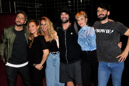 Luciano Cáceres junto a sus compañeros de la obra Desnudos, tras el estreno de la semana pasada