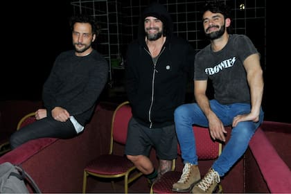 La platea masculina: Cáceres, Castro y Heredia, relajados en la gran noche de Desnudos