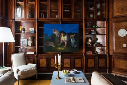 Obra "El Tesoro" de Majo Caporaletti (Galería Praxis). Mesa celeste (Ascolta). Sillón estilo Luis XVI (Fradusco). Objetos de vidrio (Vintage Girair). Lámpara de pie de la firma italiana Luceplan (Iluminación Agüero).