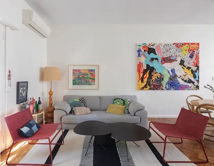 Obra en gran formato (Amparo Viau). Sillones individuales (Cúmulo). Alfombra (Nudo).