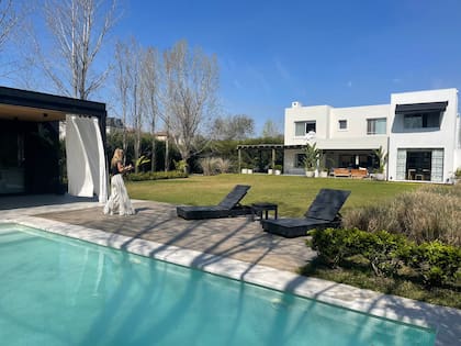 Obra finalizada. Vista panorámica del quincho y la casa.