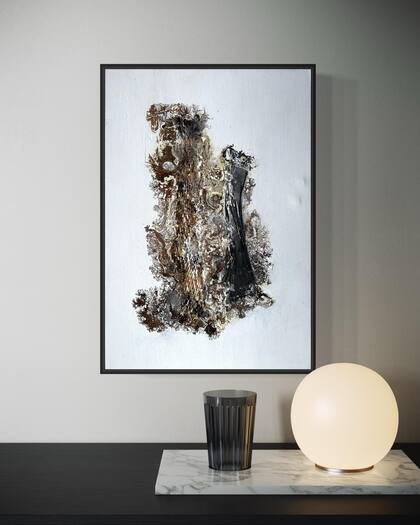 Obra 'Galaxia-01' realizada con técnica mixta sobre lienzo, papel panal, tul, pintura asfáltica y colores neutros.