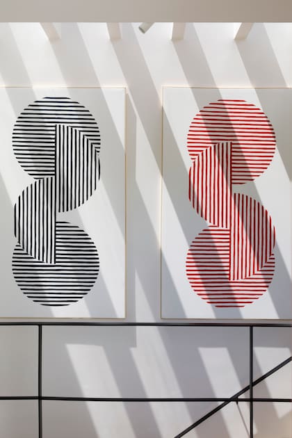 Obra 'Janis' de gran formato en rojo y azul petróleo, los elegidos por la arquitecta Moira Junor para su escalera con claraboya.