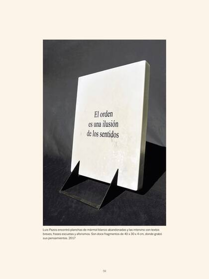 Obra-página de Luis Pazos sobre una plancha de mármol blanco
