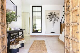Obra ‘Palms’ de Marina Dorignac. Consola ‘Alvear’ de ciprés y canastos (Lolo & Co). Fotografía ‘Sand Dunes’ enmarcada (Mirar Deco).