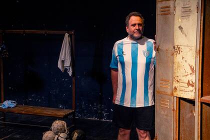 "La obra habla incluso de parte de la historia argentina, de la traición de los amigos, de los jugadores", dice Julio Feld sobre Partido Homenaje