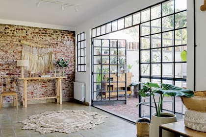 Obra realizada con hilos de seda natural y fibras (Cris Codern). Alfombra de yute redonda (Rapsodia Home). Consola (Casa Perri). Lámpara (D A Iluminación). Banquitos miniatura (Malacara Taller). Silla (heredada).